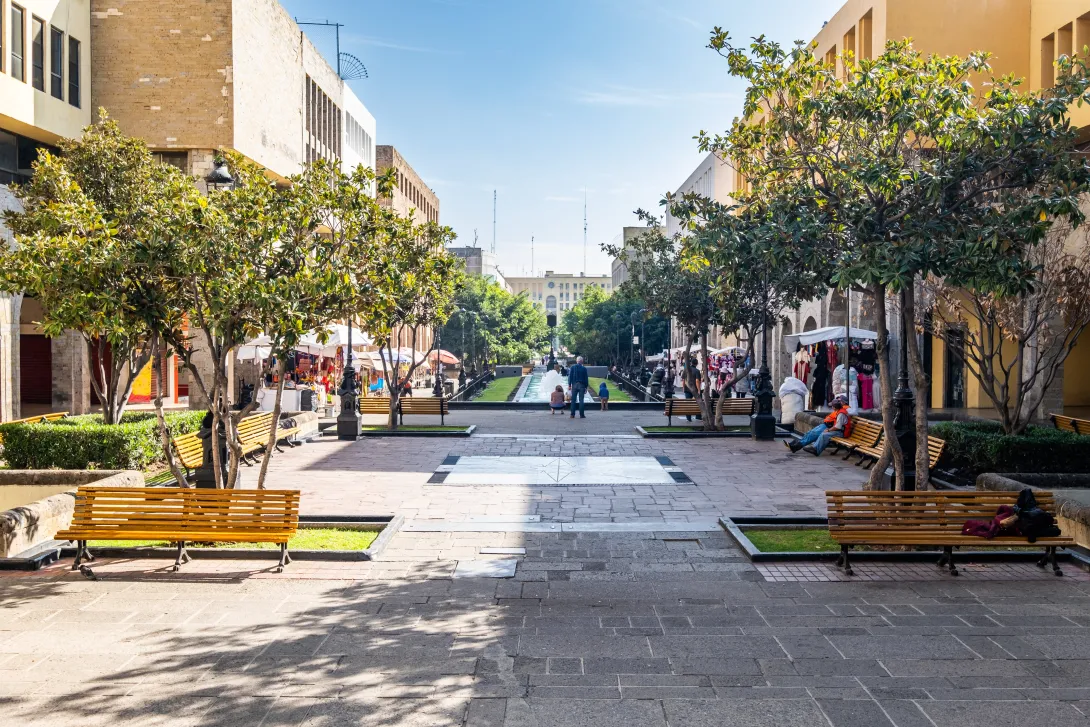 Calle peatonal Paseo Degollado en el centro de Guadalajara, Jalisco, México