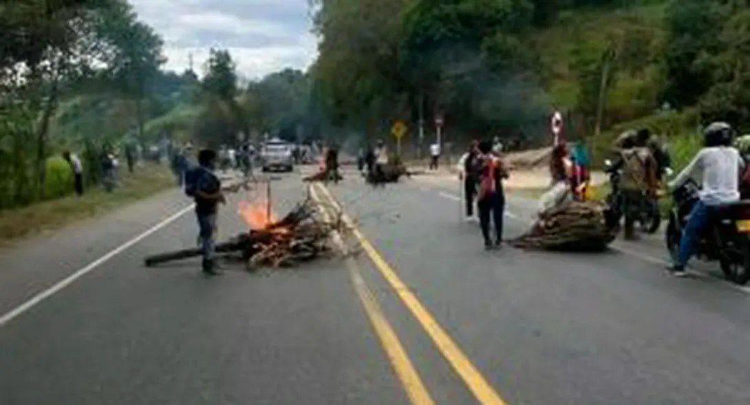 Bloqueos en vía Panamericana hoy: comunidad cerro el paso por falta de energía. Dicen rutas alternas para carros que se desplazan por el lugar.