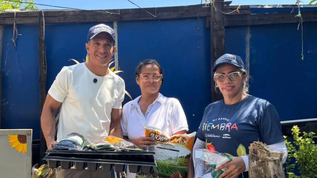 El programa ‘Mi Barrio Siembra’ entregó 150 kits para la construcción de huertas en los hogares. La iniciativa involucra a comunidades en la siembra de alimentos frescos como tomate, pepino y cilantro, con el apoyo del Distrito y Fundaport.