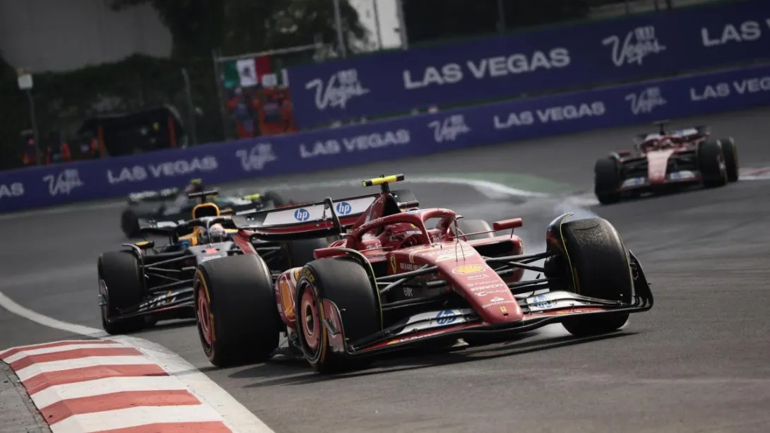 El español no dio tregua y ganó con comodidad. Max Verstappen soltó su furia y fue penalizado.