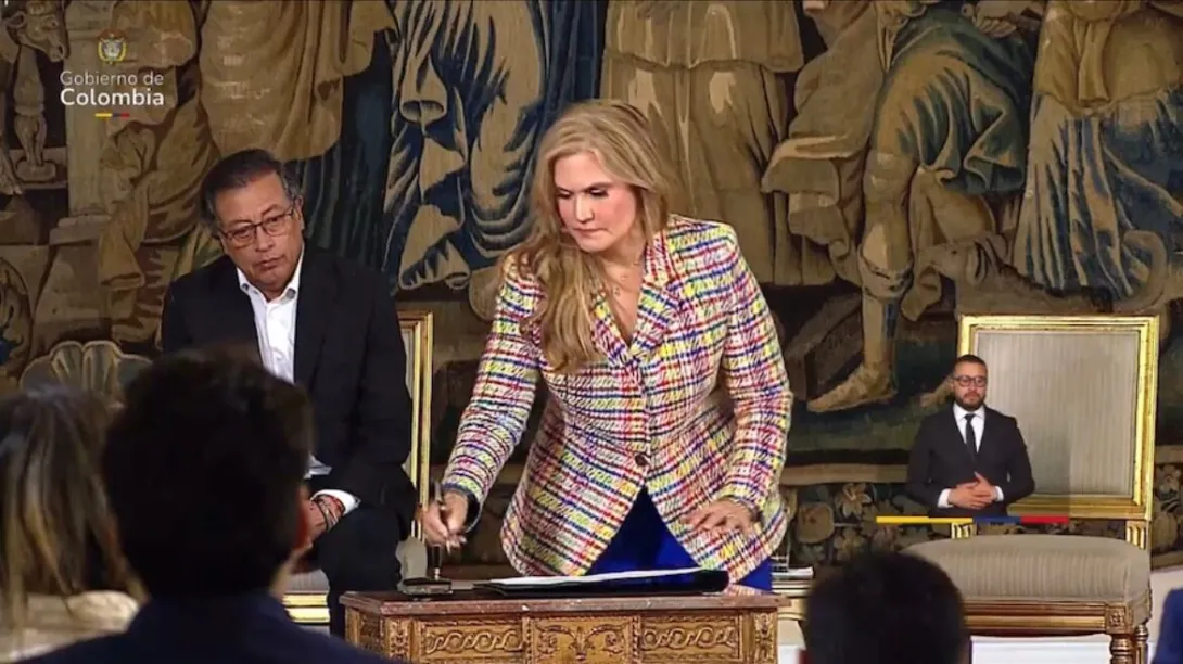 Gustavo Petro durante la ceremonia de posesión de la magistrada Claudia Regina Expósito.