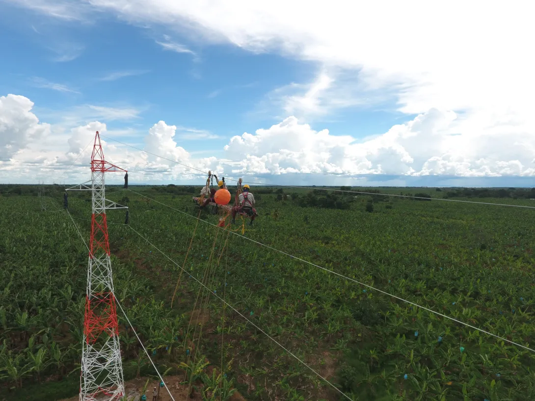 En el caso de Urabá, el proyecto generó más de 223 empleos directos con mano de obra de la región, contribuyendo a dinamizar la economía local y a establecer un sistema eléctrico más confiable y estable.