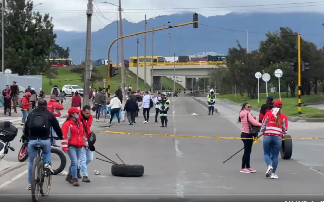 Manifestantes bloquean la calzada mixta y la exclusiva de la av. Villavicencio con carrera 19B.