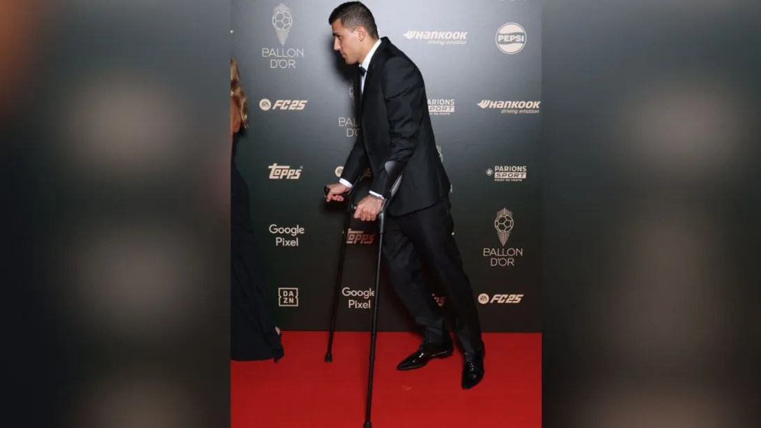 Rodri Hernández en muletas en la gala del Balón de Oro.