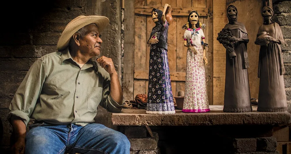 Álvaro de la Cruz diseña catrinas en el pueblo de Capula