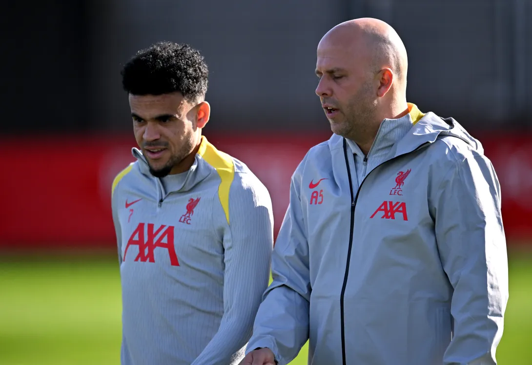 Arne Slot habla con Luis Díaz en un entrenamiento de Liverpool