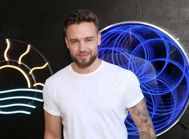 El músico británico Liam Payne, ex miembro de la banda One Direction, falleció este miércoles a los 31 años "al caer del tercer piso de un hotel" en Buenos Aires, informó la policía.