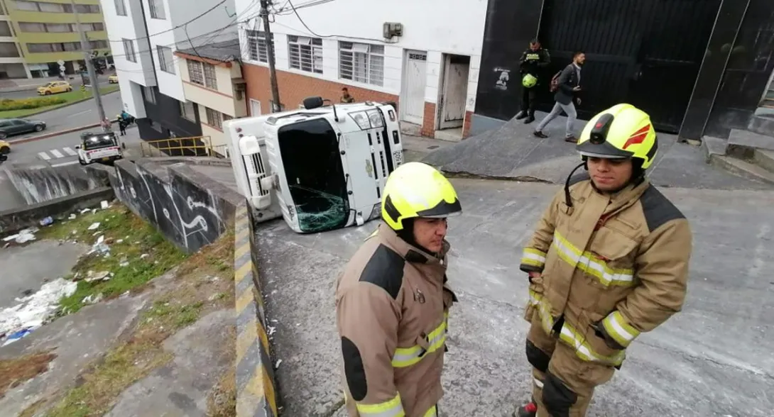 Camión que estaba estacionado en una bajada en Manizales terminó volcándose y conductor quedó herido. El hecho causó congestión vehicular.