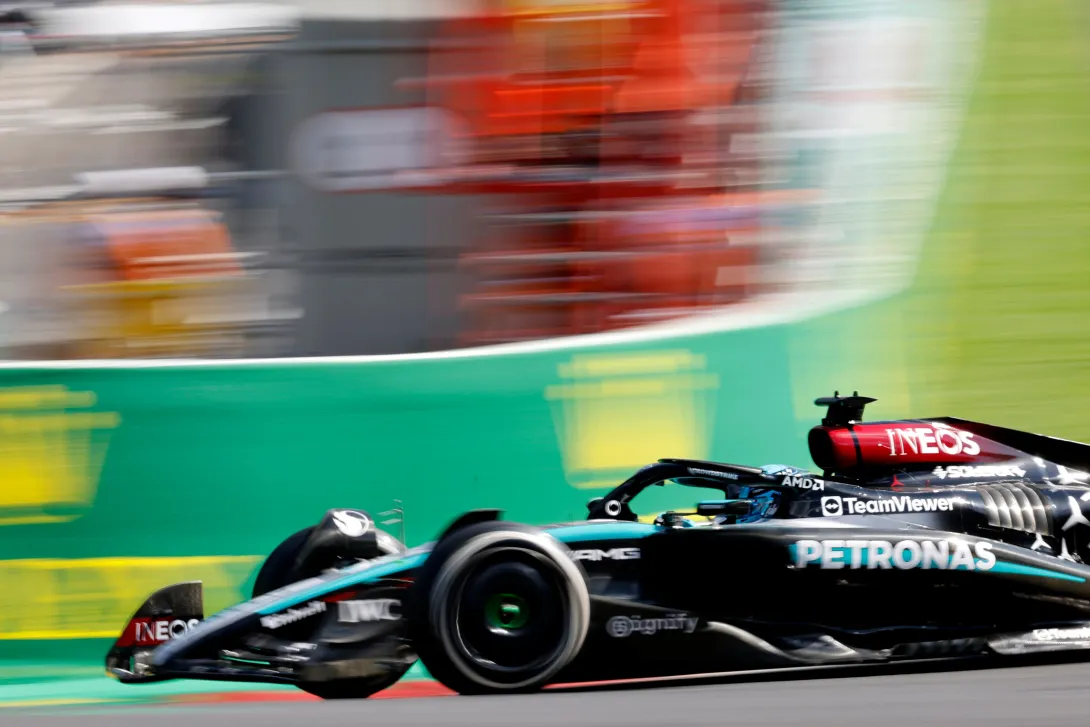 El piloto de Mercedes, George Russell, de Gran Bretaña, conduce su monoplaza durante el Gran Premio de Fórmula Uno