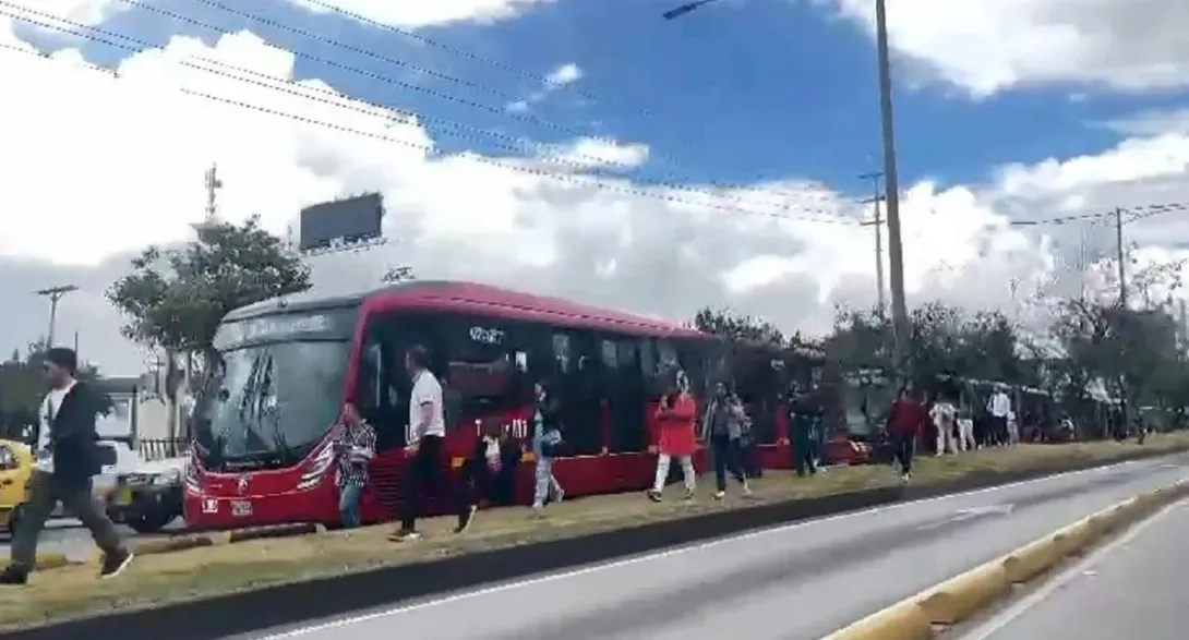 El regreso a casa de varios ha sido afectado por bloqueos en tres puntos de Bogotá. Algunas estaciones de Transmilenio presentan congestión.