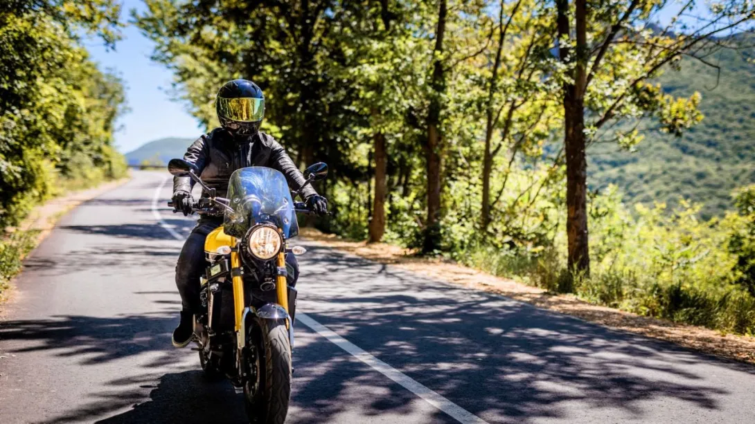 La medida busca evitar accidentes en moto.