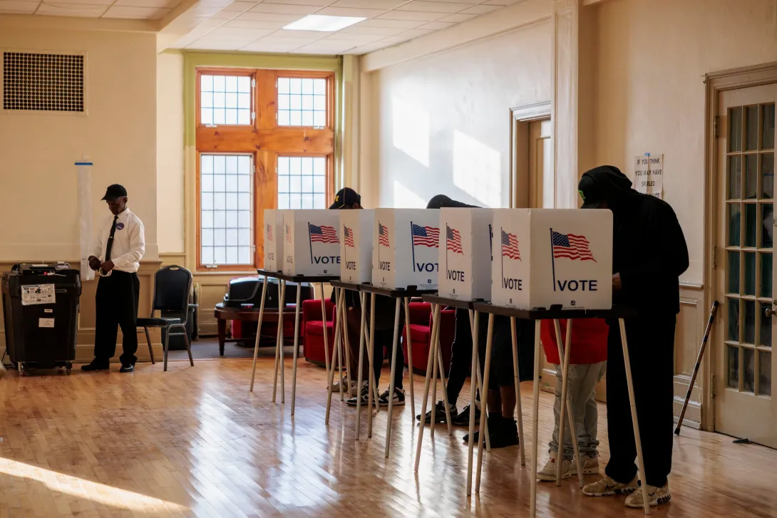 Los votantes emitieron sus votos el día de las elecciones en la Iglesia Metodista Unida Central en Detroit el martes 5 de noviembre de 2024. (Jacob Hamilton/Ann Arbor News vía AP)