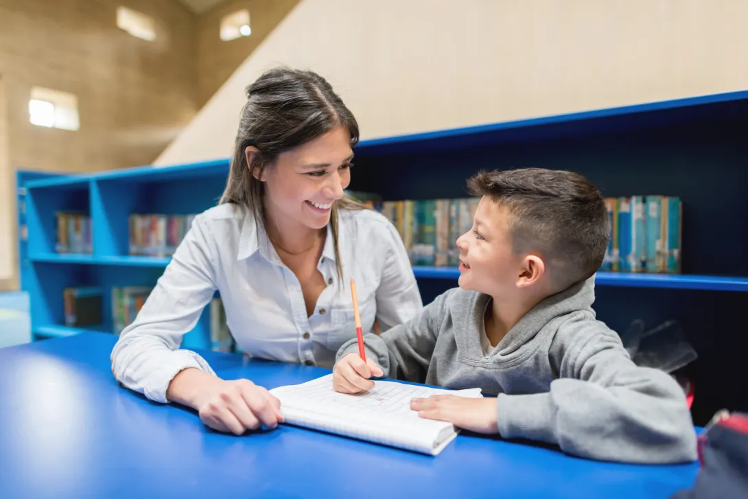 Al aprender un segundo idioma desde temprana edad, los niños desarrollan habilidades cognitivas que mejoran su capacidad de concentración, resolución de problemas y pensamiento crítico.