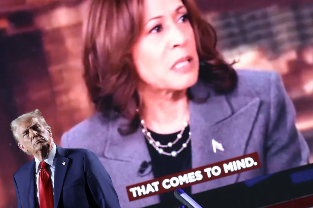 El candidato presidencial republicano, el expresidente de Estados Unidos, Donald Trump, mira un video en el que aparece la candidata presidencial demócrata, la vicepresidenta Kamala Harris, durante un mitin de campaña el 18 de octubre de 2024, en Detroit, Michigan (Foto de Win McNamee/Getty Images).