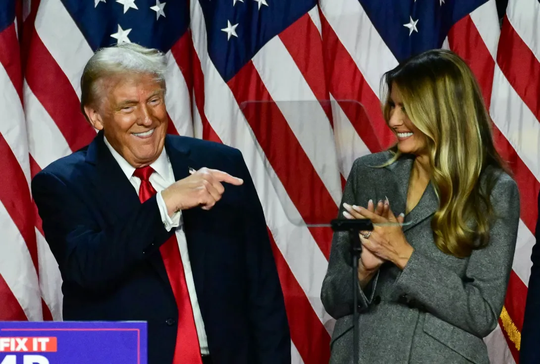 “Hemos hecho historia”, proclamó Trump, de 78 años, a sus seguidores en West Palm Beach, Florida, rodeado de su familia, incluida su esposa Melania.