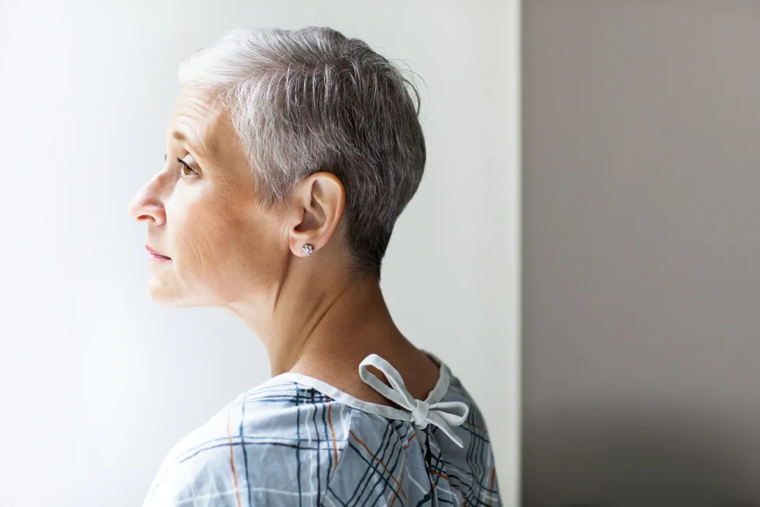 Estudios muestran que un diagnóstico tardío de cáncer implica tratamientos prolongados, aumentando las ausencias laborales y los costos asociados.