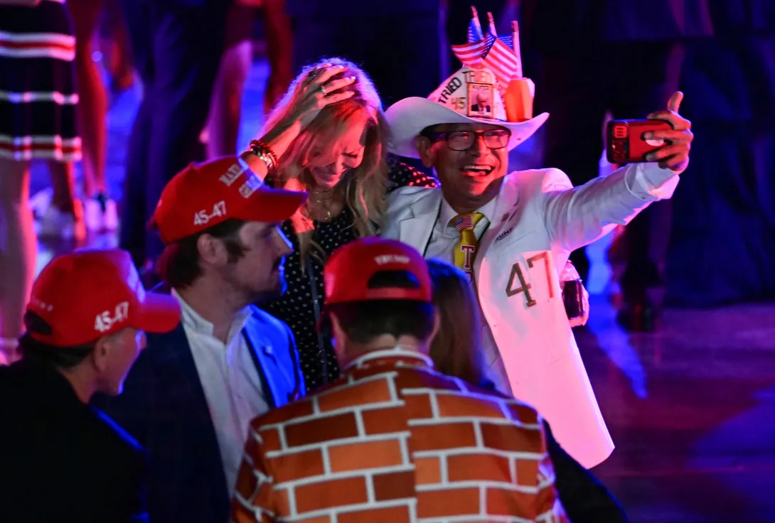 Partidarios celebran los resultados de las elecciones en un evento de la noche de las elecciones con el expresidente estadounidense y candidato presidencial republicano Donald Trump en el Centro de Convenciones de West Palm Beach en West Palm Beach, Florida, el 6 de noviembre de 2024. (Foto de Jim WATSON / AFP)