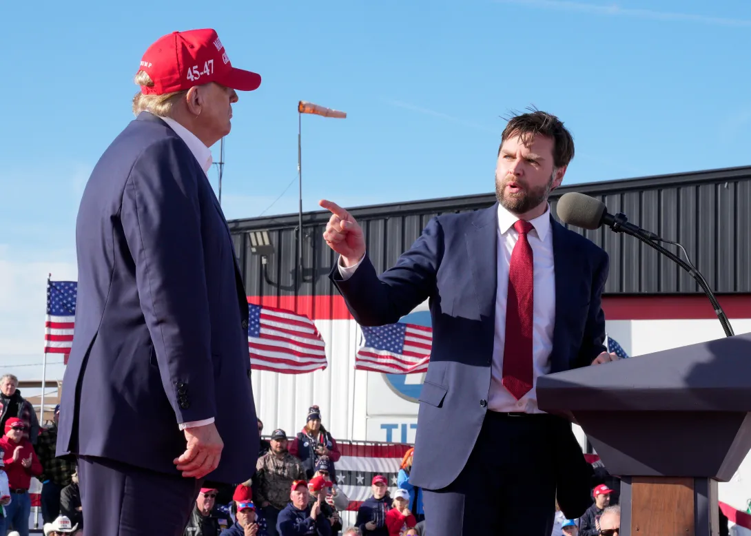 El senador J.D. Vance, republicano por Ohio, junto al expresidente Donald Trump.