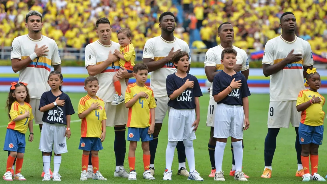 Parte del plantel de Selección Colombia en un juego de Eliminatorias en Barranquilla