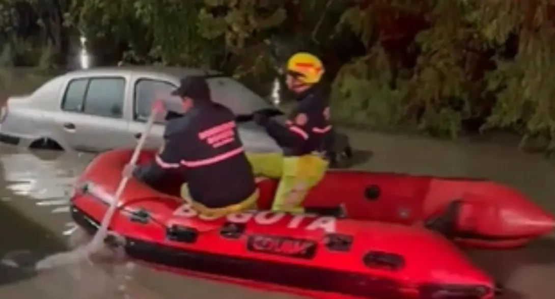 Usaron botes en Bogotá para rescatar personas afectadas por el fuerte aguacero. En varias vías hubo caos por las inundaciones. 