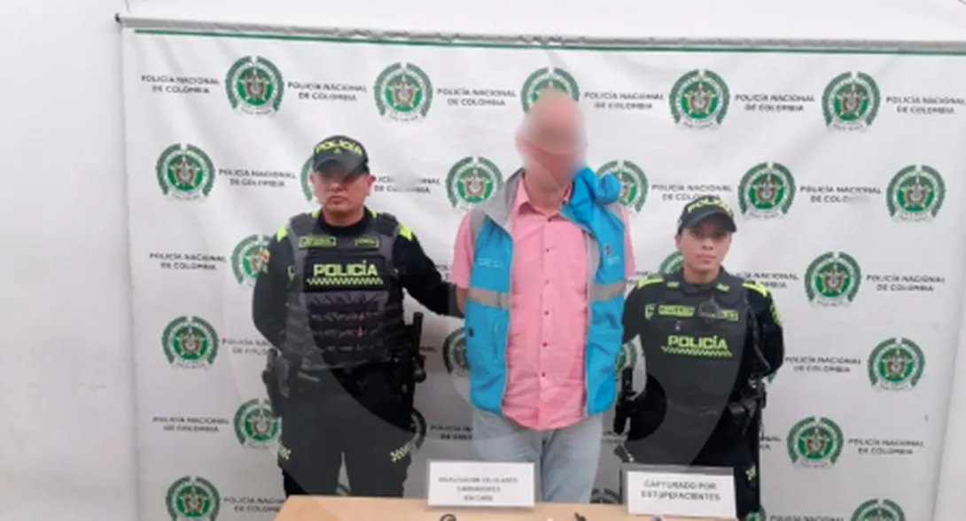 Medellín hoy: capturan a contratista cuando entregaba drogas a un detenido de una estación de la ciudad. Llevaba varios años trabajando como funcionario.