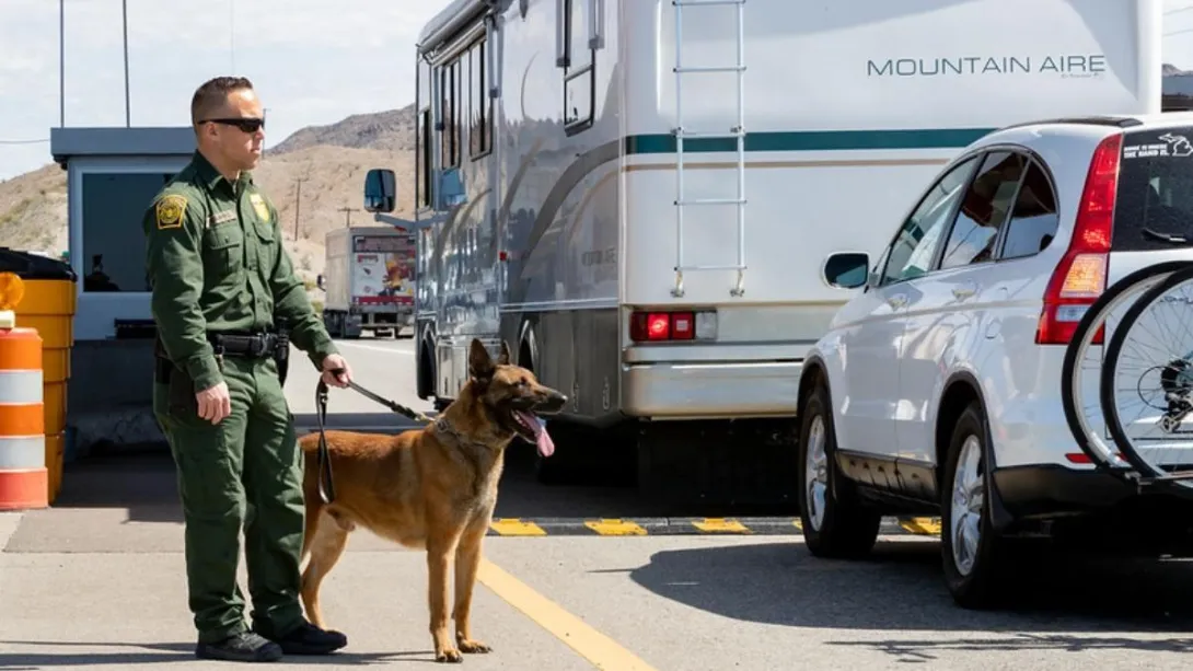 Los oficiales detectaron anomalías en el vehículo y descubrieron lo peor.