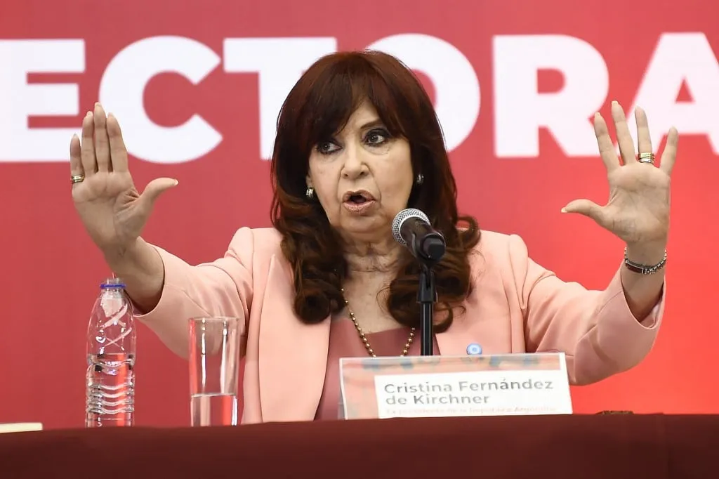 La expresidenta argentina Cristina Fernández de Kirchner habla durante el evento Realidad política y electoral en América Latina en el Centro Cultural del México Contemporáneo en la Ciudad de México el 3 de agosto de 2024. Un tribunal de apelaciones argentino confirmó la condena por corrupción el 13 de noviembre de 2024. de la expresidenta Cristina Kirchner, condenada a seis años de prisión y declarada inhabilitada para ocupar cargos electos en 2022. (Foto de Rodrigo Oropeza/AFP)