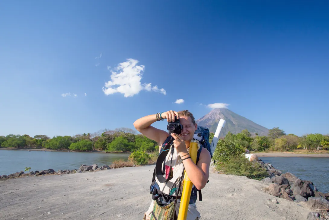 Viajera caminando hacia la isla de Ometepe. Al fondo se puede ver el volcán Concepción, en Nicaragua.