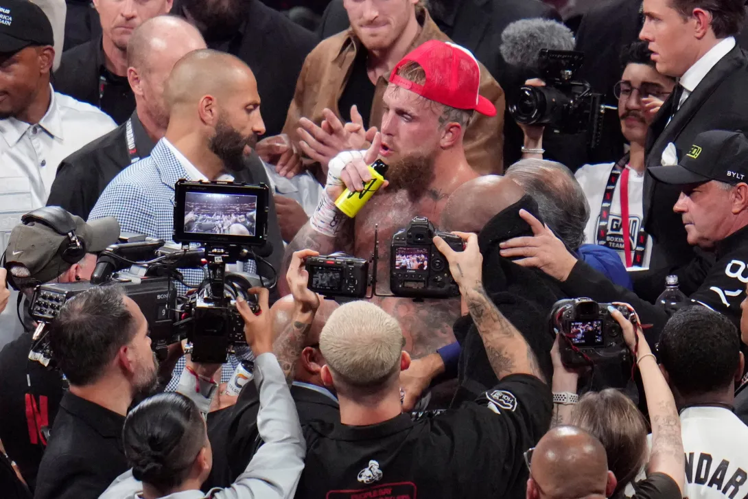 Jake Paul reacciona tras derrotar a Mike Tyson durante su combate de boxeo de peso pesado, el viernes 15 de noviembre de 2024, en Arlington, Texas. (Foto AP/Julio Cortez)