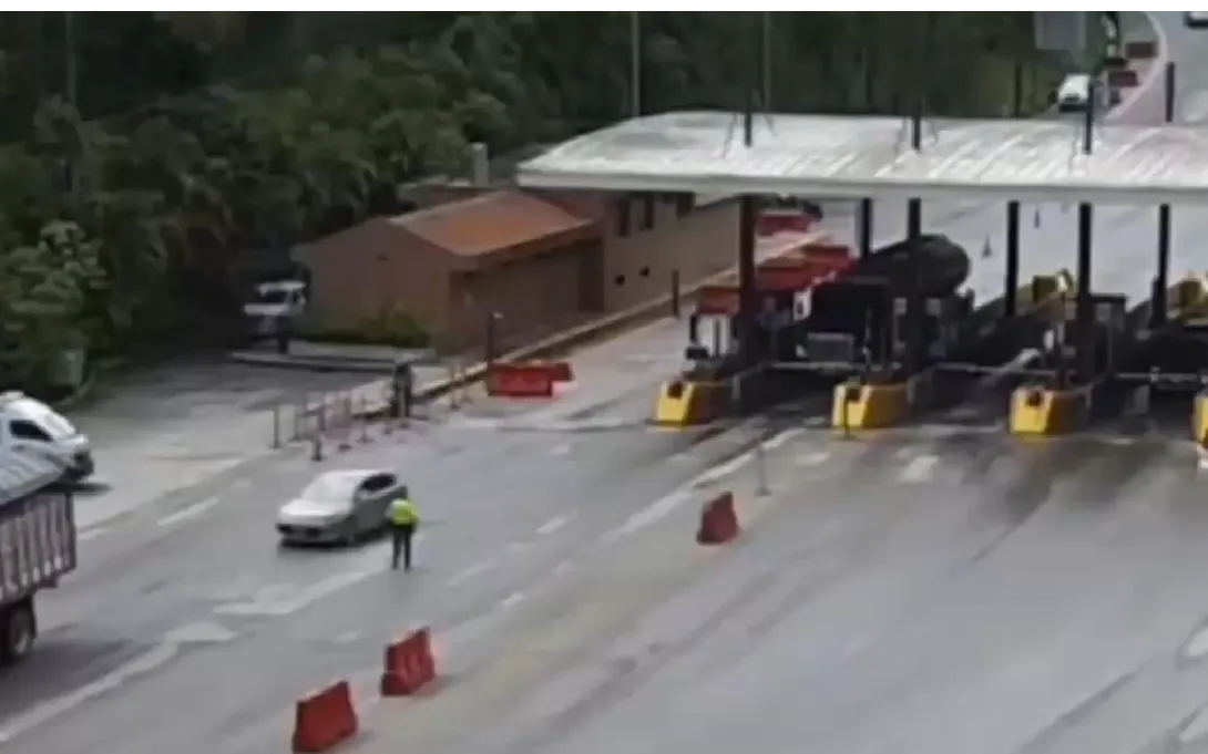 Los sujetos fueron detenidos en flagrancia en el peaje de Pipiral, a la entrada de la ciudad de Villavicencio, Meta, cuando se desplazaban junto a la niña de 14 años en una carro de color gris.