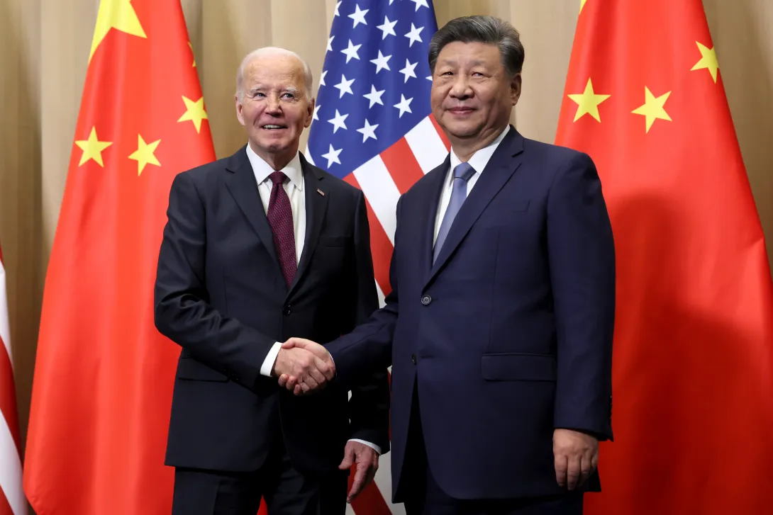 El presidente Joe Biden le da la mano al presidente chino Xi Jinping antes de una reunión bilateral, el sábado 16 de noviembre de 2024, en Lima, Perú. (Leah Millis/Foto de piscina vía AP)