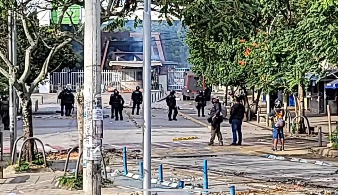 Disturbios en la Universidad Industrial de Santander: encapuchados se enfrentan con las autoridades.