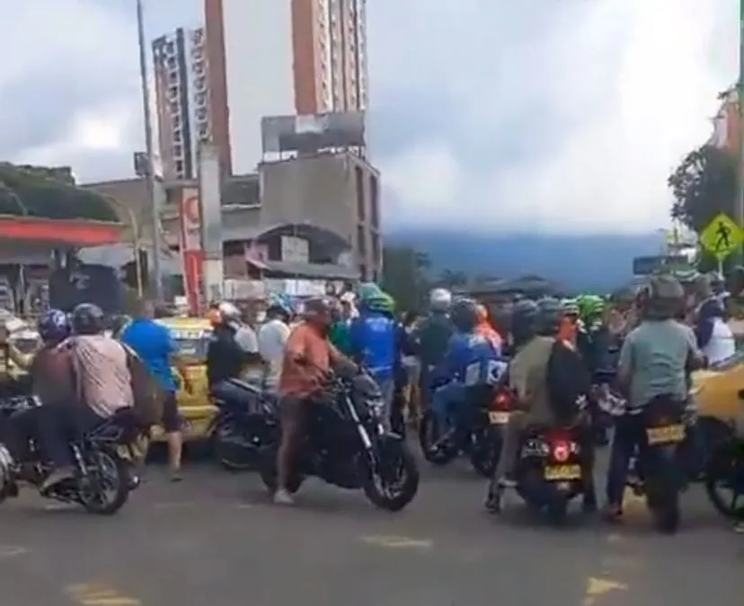 El menor huyó del lugar junto con dos personas en una motocicleta, donde las autoridades locales dieron inicio a una búsqueda para dar con su paradero.