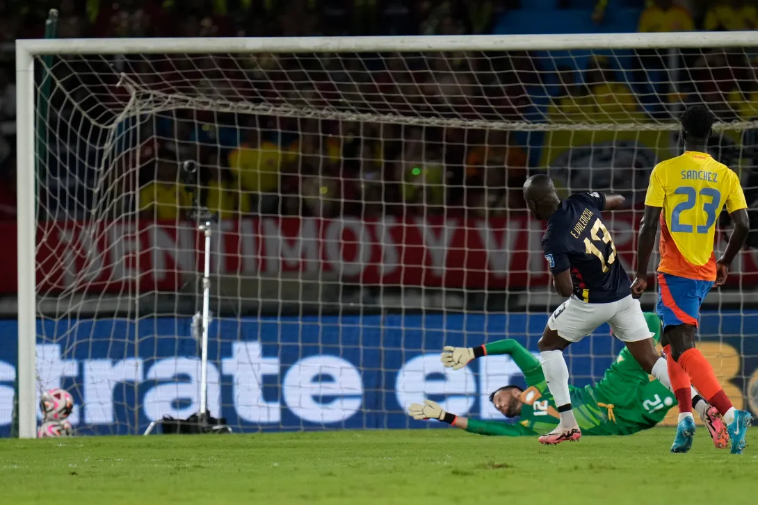 Enner Valencia le marca un gol a Colombia en Barranquilla