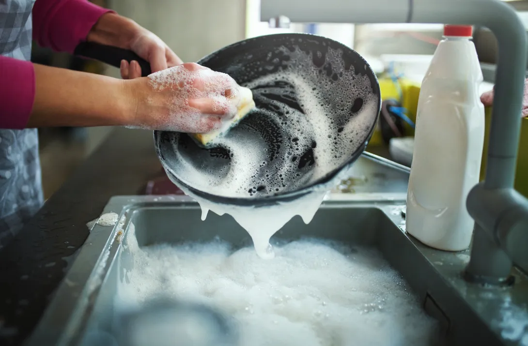 Las sartenes antiadherentes son esenciales en cualquier cocina, sin embargo a la hora de limpiarlos es todo un desafío.