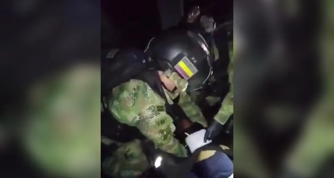 Así fu el dramático momento en un vuelo del Ejército, donde militares prestaron primeros auxilios a un disidente de las Farc. Archivo.