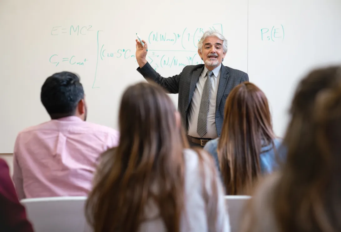 Los educadores recibirán salario y pensión hasta su retiro voluntario o hasta llegar a la edad de retiro forzoso, que corresponde a los 70 años.