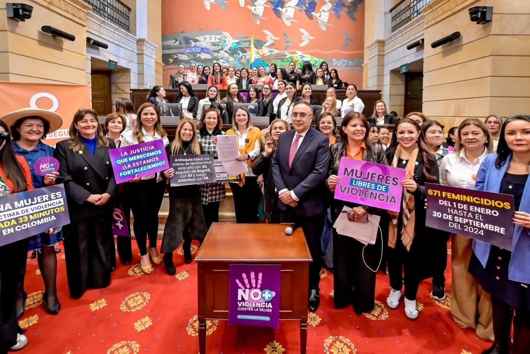 Un grupo de 50 mujeres congresistas radicó un proyecto de ley que busca que la justicia tenga enfoque de género.