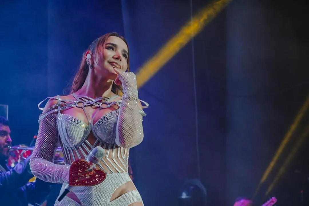 Paola Jara no contuvo las lágrimas en medio de su show en Chile.