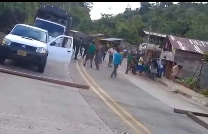 Indígenas secuestrando a los soldados del Ejército Nacional.