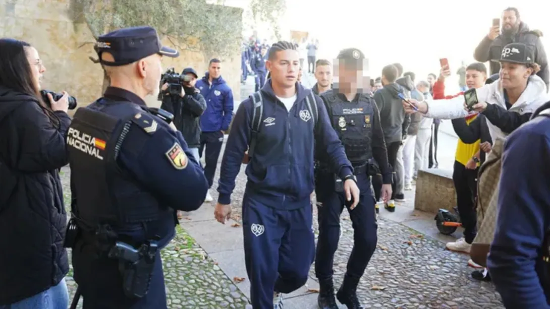 Gesto de James en España. Crédito: Captura Gaceta de Salamanca.