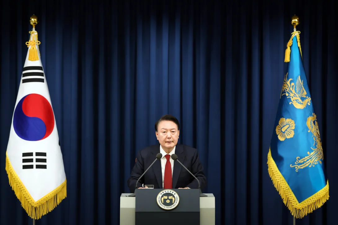 En esta imagen proporcionada por la Oficina Presidencial de Corea del Sur, el presidente de Corea del Sur, Yoon Suk-Yeol, habla durante la declaración de la ley marcial de emergencia en la Oficina Presidencial el 3 de diciembre de 2024 en Seúl, Corea del Sur.