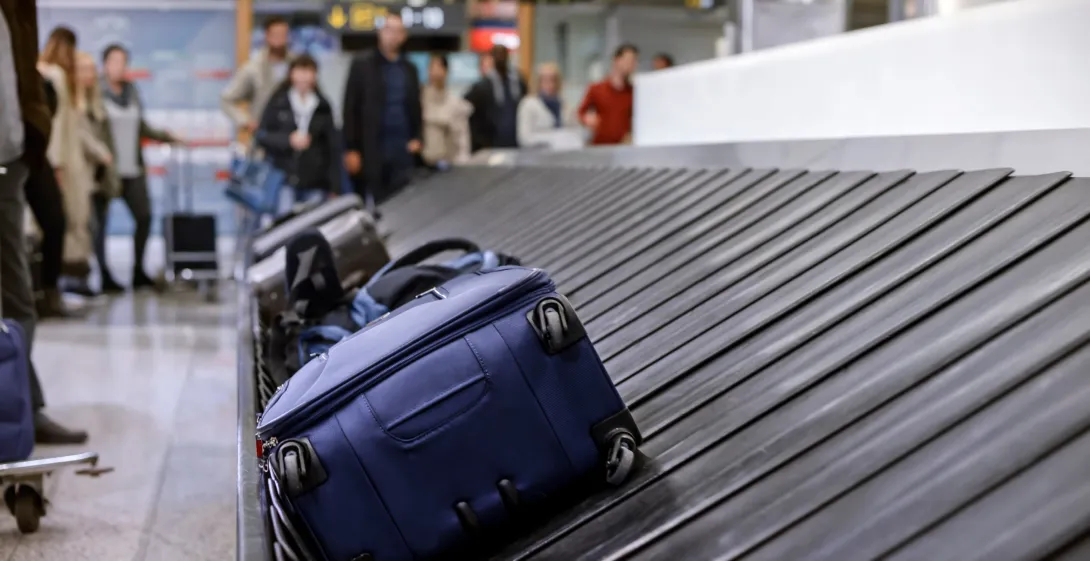 Maleta de viaje en las bandas transportadoras del aeropuerto.