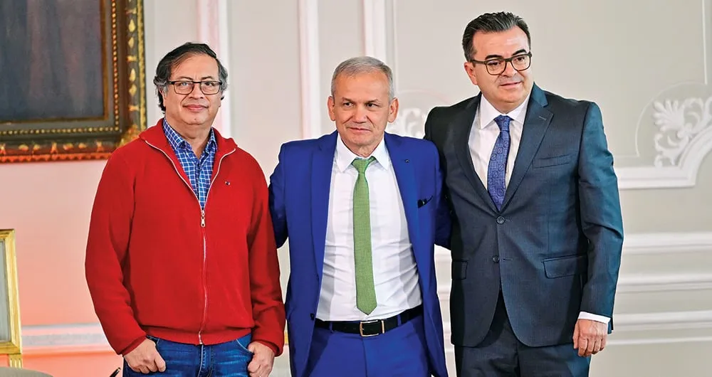  Aunque Carlos Ramón González ha tratado de desmarcarse de López, aparecen juntos en esta foto de la posesión de López como director de la UNGRD.