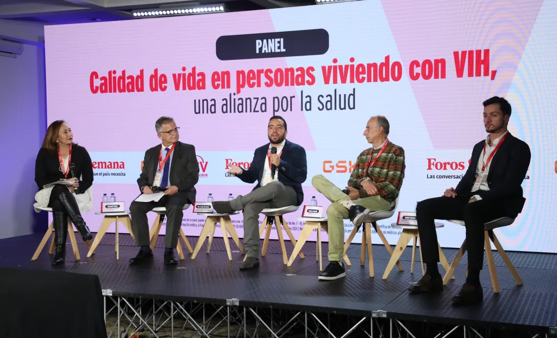 De izquierda a derecha:  Gloribett Pardo, editora de Salud de RCN Televisión; Luis Jorge Hernández, profesor de la Escuela de Gobierno de la Universidad de los Andes; Sebastián Jiménez, gerente de gestión clínica Sies Salud IPS; Gustavo Campillo Presidente de la Fundación RASA, y Andrés Cuestas, gerente médico VIH para GSK/ViiV Colombia, durante el foro Vivir con VIH.