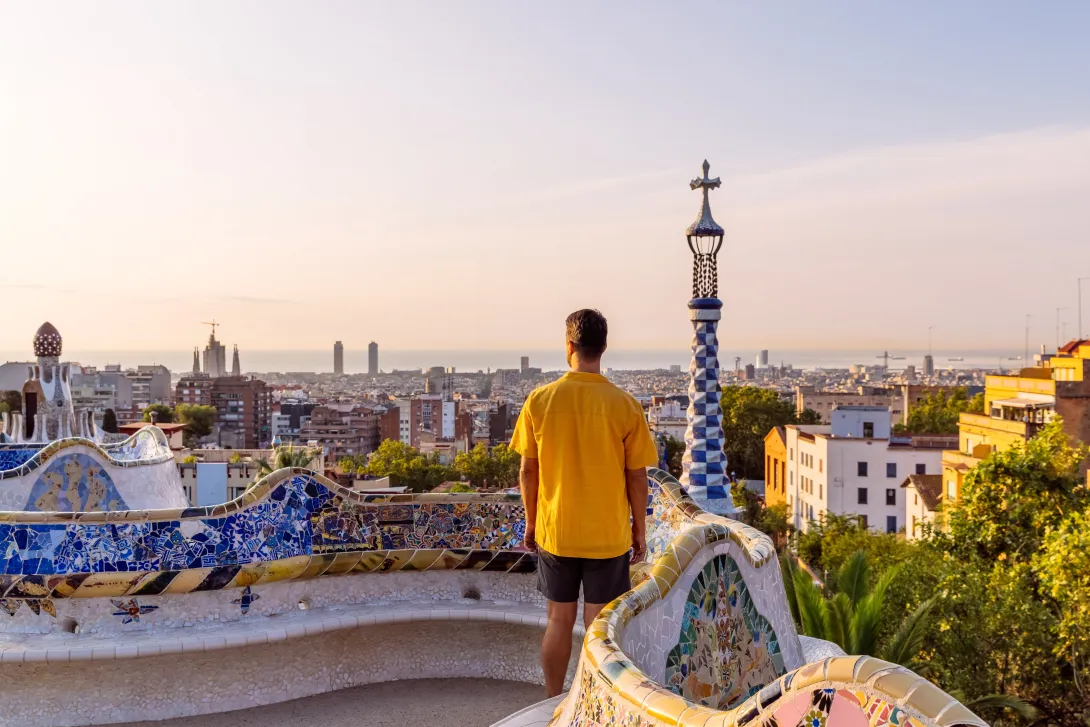 Turista mirando el horizonte de Barcelona desde arriba, España.