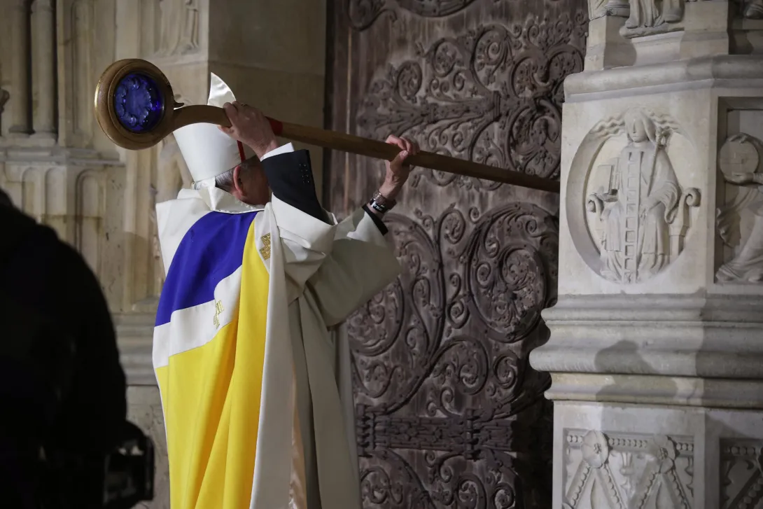 Los clérigos llegan para asistir a la ceremonia de reapertura de la histórica Catedral de Notre-Dame en el centro de París