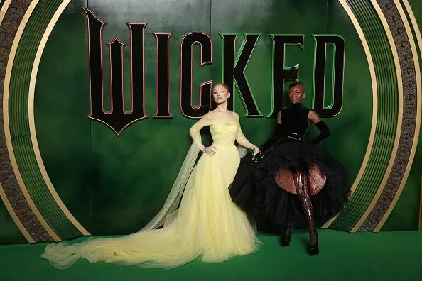 Wicked: Parte I", de Universal, sigue la aventura de Elphaba, una joven de piel verde y poderes sobrenaturales, hasta convertirse en la Malvada Bruja del Oeste, así como su amistad con la bruja buena Glinda, en una reimaginación del universo de Oz.(Photo by Neil Mockford/WireImage)