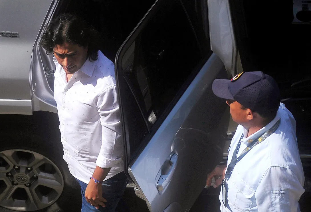 Nicolas Petro (L), son of Colombian President Gustavo Petro, arrives for a hearing at the Supreme Court of Justice in Barranquilla, Colombia, September 10, 2024. Nicolas Petro, currently on parole, was arrested on July 29, 2023, on charges of money laundering and illicit enrichment in a scandal linked to his father's election campaign. (Photo by Jesus RICO / AFP)