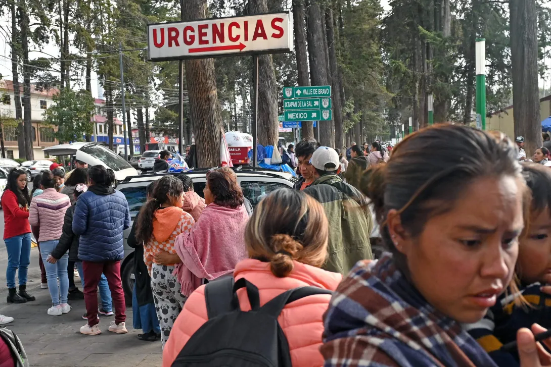 La gente espera afuera del Hospital de Maternidad Perinatal M nica Pretelini Saenz luego de que se confirmara la presencia de la bacteria Klebsiella oxytoca en Toluca, Estado de México, México, el 6 de diciembre de 2024.